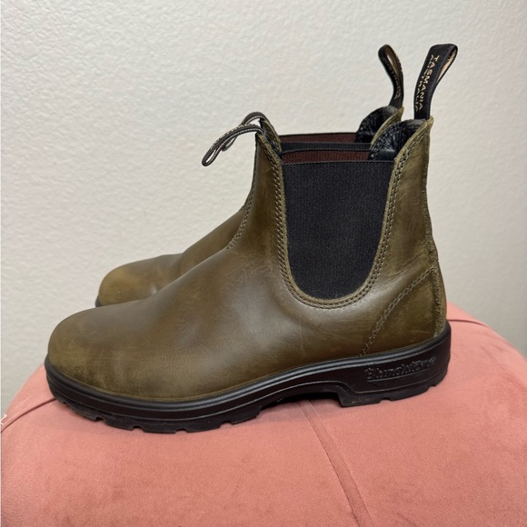 Blundstone Shoes - Blundstone 585 Chelsea Boots Women Size 7.5 US Olive Distressed Leather Utility